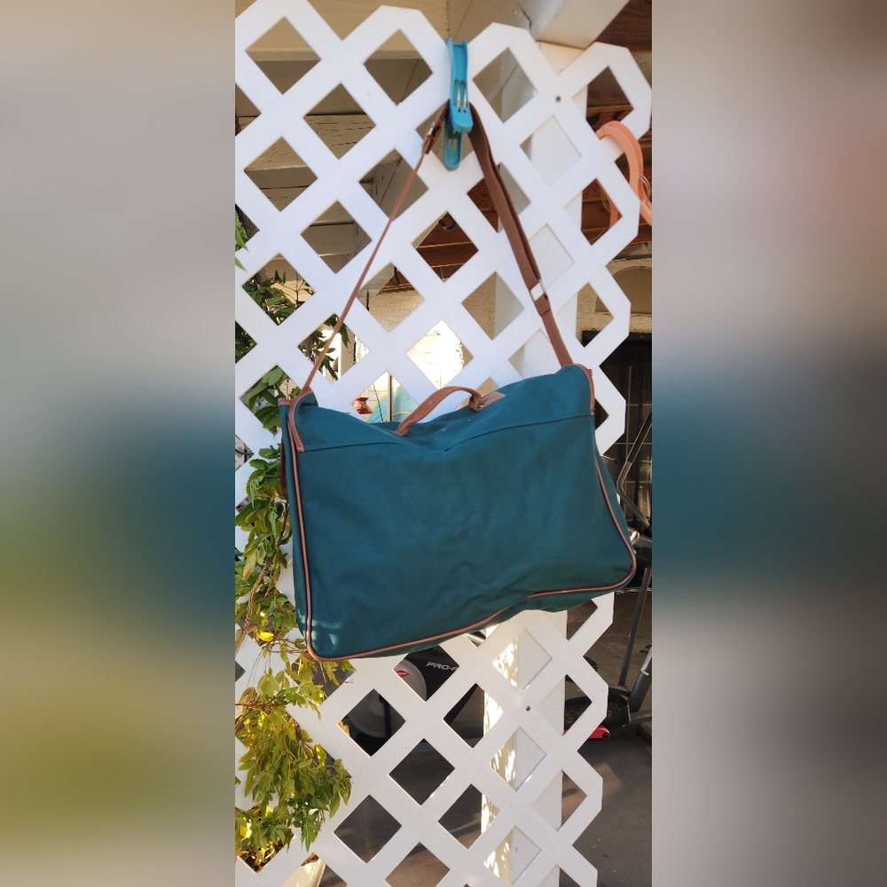 This item is a vintage green canvas messenger bag from Polo Ralph Lauren, - Picture 6 of 9